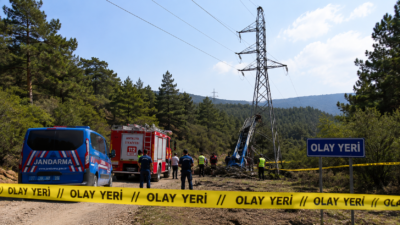 Kemer Ulupınar'da ev eşyası taşıma asansörü elektrik hattına düştü. Akıma