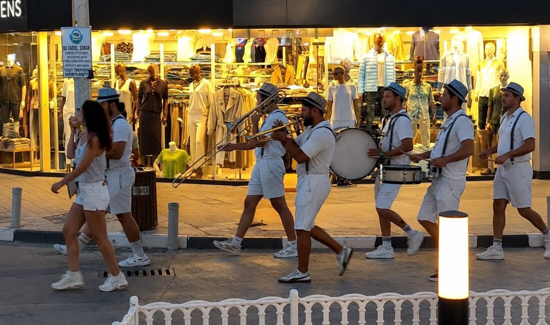 Serik Belediyesi, Belek Mahallesi'nde yaz sezonu sokak bando gösterileri başlattı.