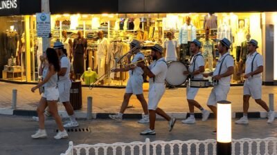 Serik Belediyesi, Belek Mahallesi'nde yaz sezonu sokak bando gösterileri başlattı.