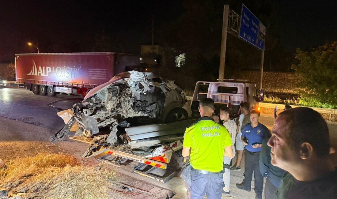 Serik D-400'de otomobil direğe çarptı, kopan motor 30-40 metre savrularak