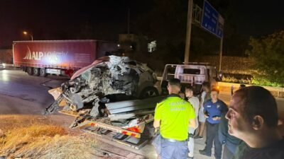 Serik D-400'de otomobil direğe çarptı, kopan motor 30-40 metre savrularak