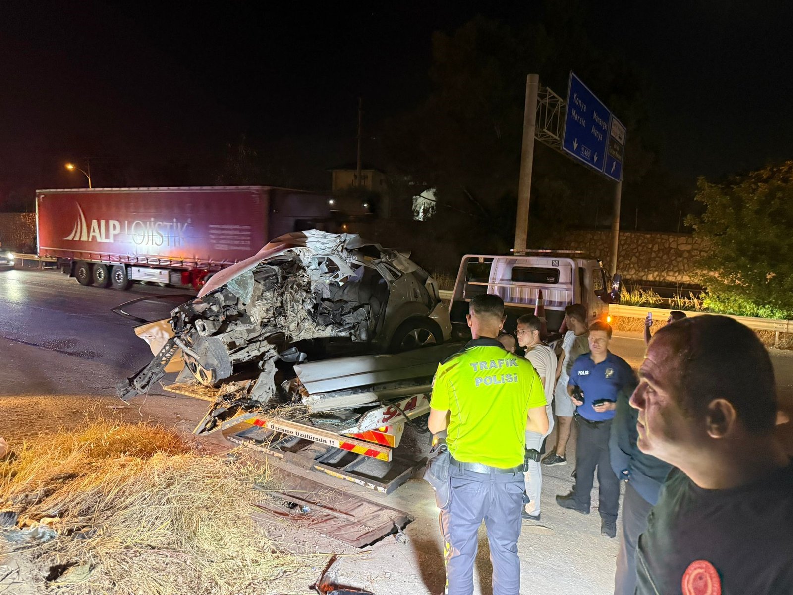 Serik trafik kazası D-400 - araçtan kopan motor işçi barak asına girdi