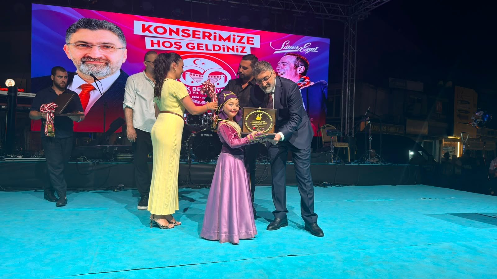 Sümer Ezgü Serik konseri 100. yıl Çınaraltı Meydanı