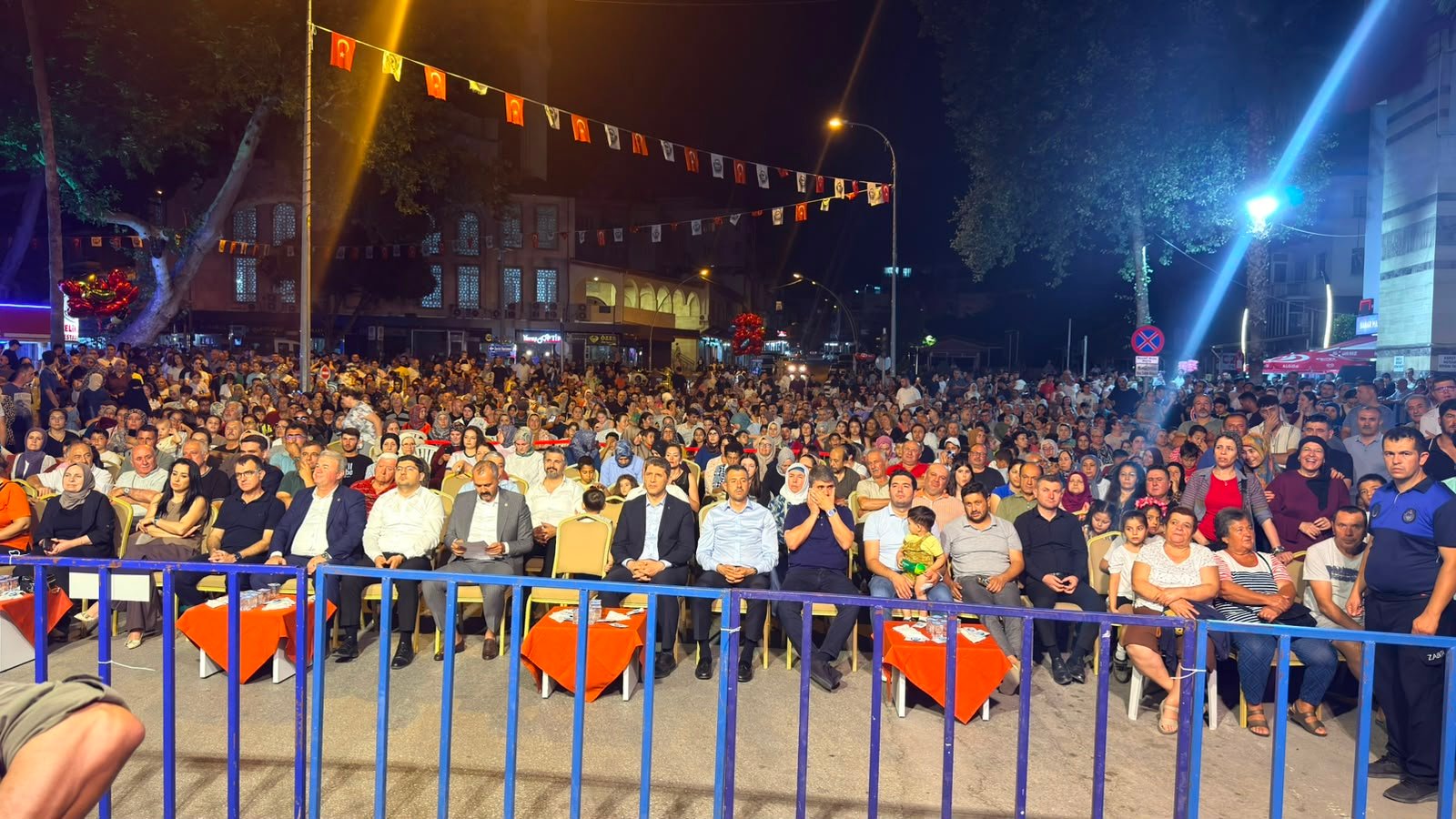 Serik Belediyesi 100. yıl kutlamaları konser kalabalık