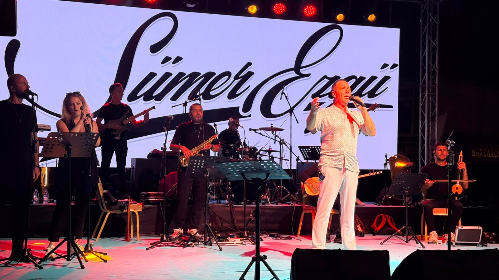 Sümer Ezgü Serik sahne performansı 26 Haziran 2026