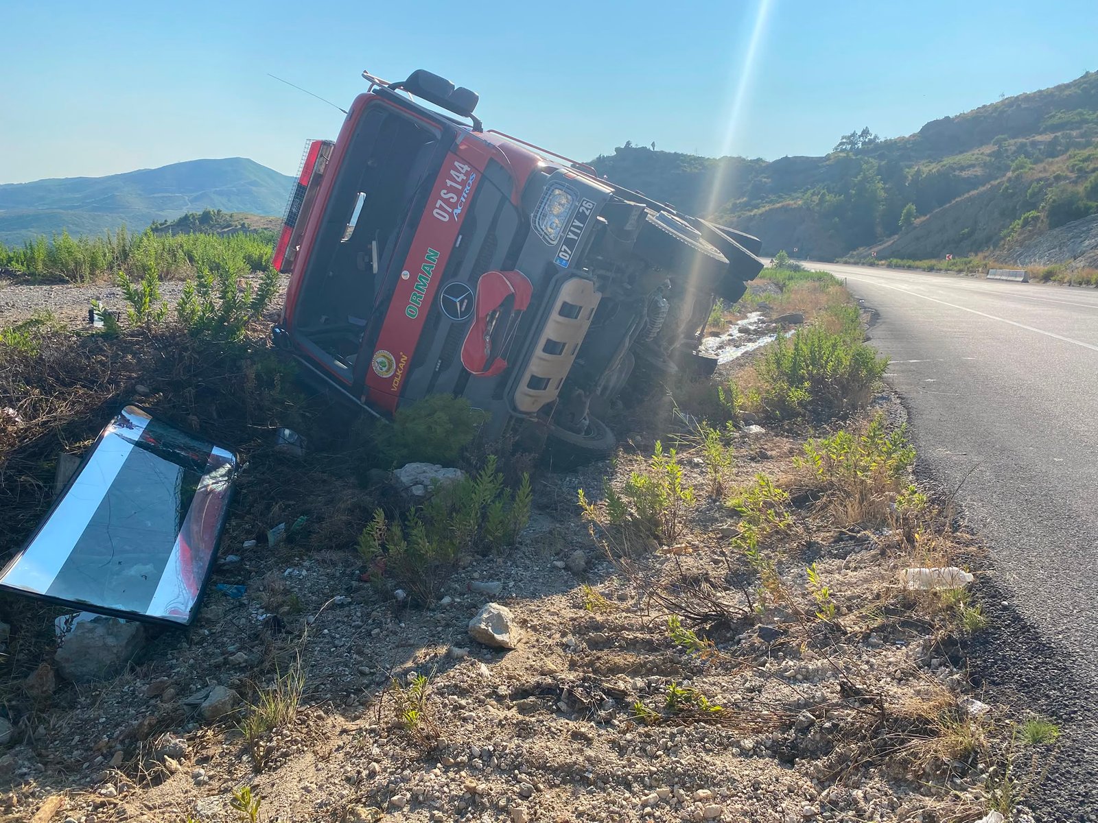 Akseki orman yangını sevkiyatında yol kenarına devrilen orman aracı