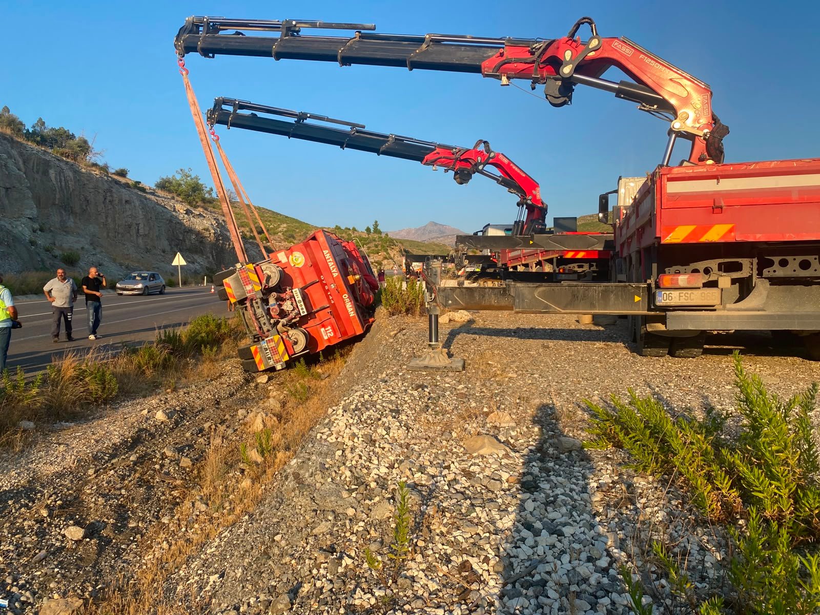 Akseki orman yangını aracının vinçle kaldırılma çalışması