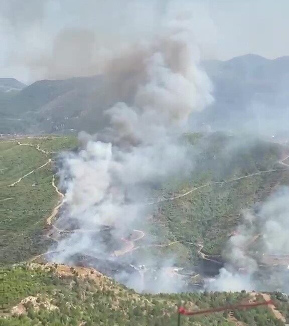 Antalya’nın Alanya ilçesi Sapadere Kanyonu’nda bulunan ormanlık alanda yangın çıktı.