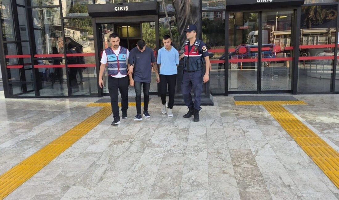 Antalya’da ayakkabı mağazasından ayakkabı ve döviz çalan 2 şüpheli, kameradan