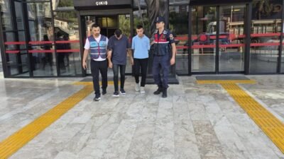 Antalya’da ayakkabı mağazasından ayakkabı ve döviz çalan 2 şüpheli, kameradan