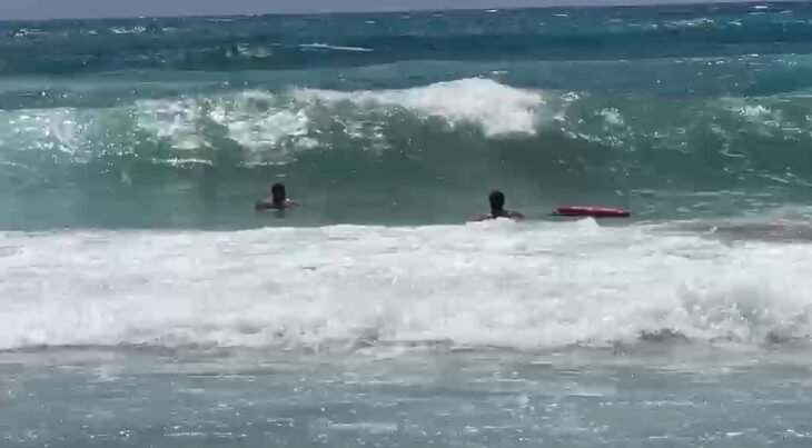 Antalya’nın Alanya ilçesinde denize giren bir tatilci, dalgalar nedeniyle boğulma