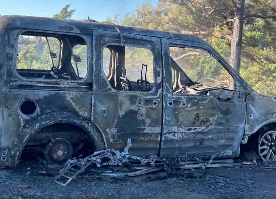 Alanya’da çalılık alanda çıkan yangında bir araç ve ev hasar