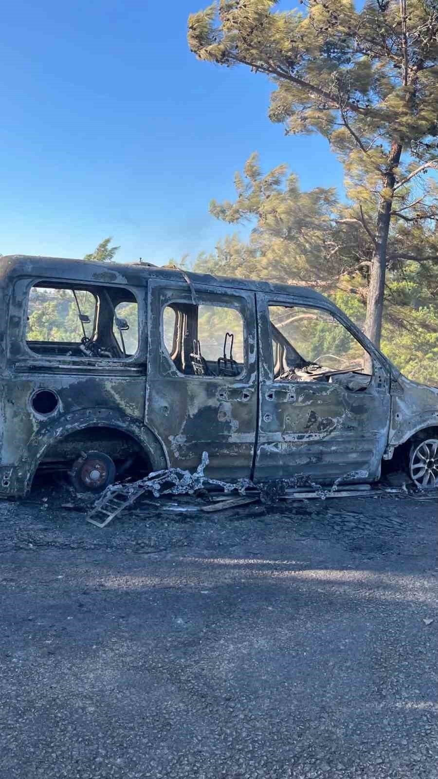 Alanya'da çalılık alanda çıkan yangında bir araç ve ev hasar gördü