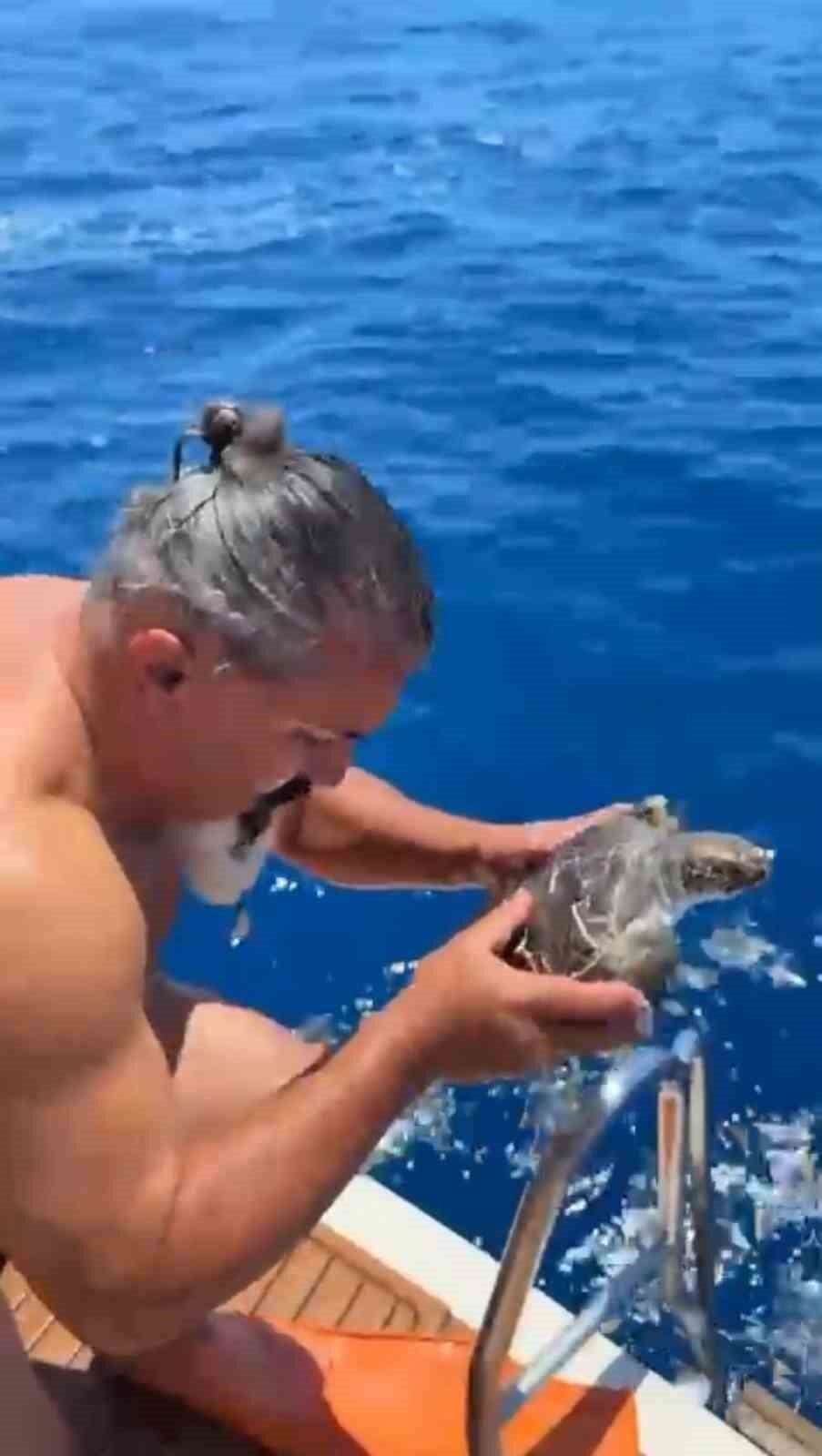 Antalya’nın Alanya ilçesinde denizde bir çuvala dolanarak hareket etmekte güçlük