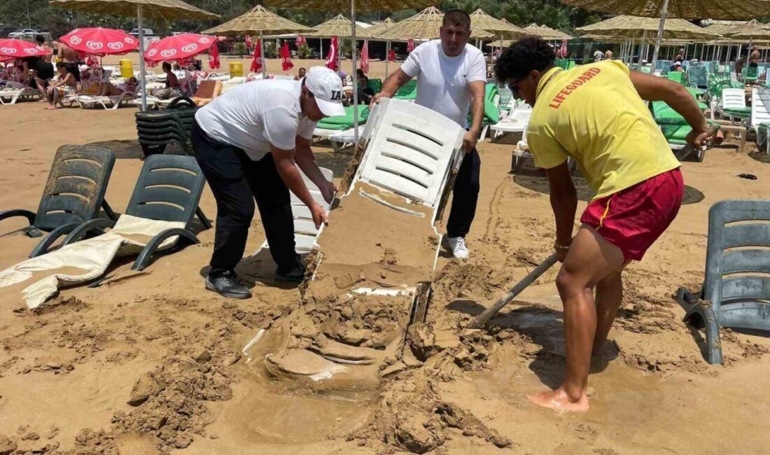 Antalya’nın Alanya ilçesindeki İncekum Plajı’nda gece saatlerinde denizde oluşan dev