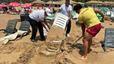 Antalya’nın Alanya ilçesindeki İncekum Plajı’nda gece saatlerinde denizde oluşan dev