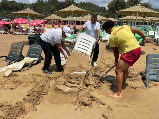 Antalya’nın Alanya ilçesindeki İncekum Plajı’nda gece saatlerinde denizde oluşan dev