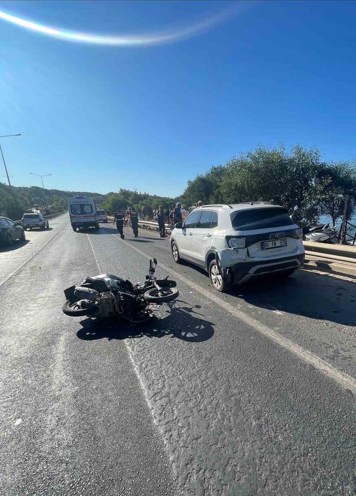 Alanya’da park halindeki otomobile çarpan motosikletteki 2 kişi yaralandı; İncekum