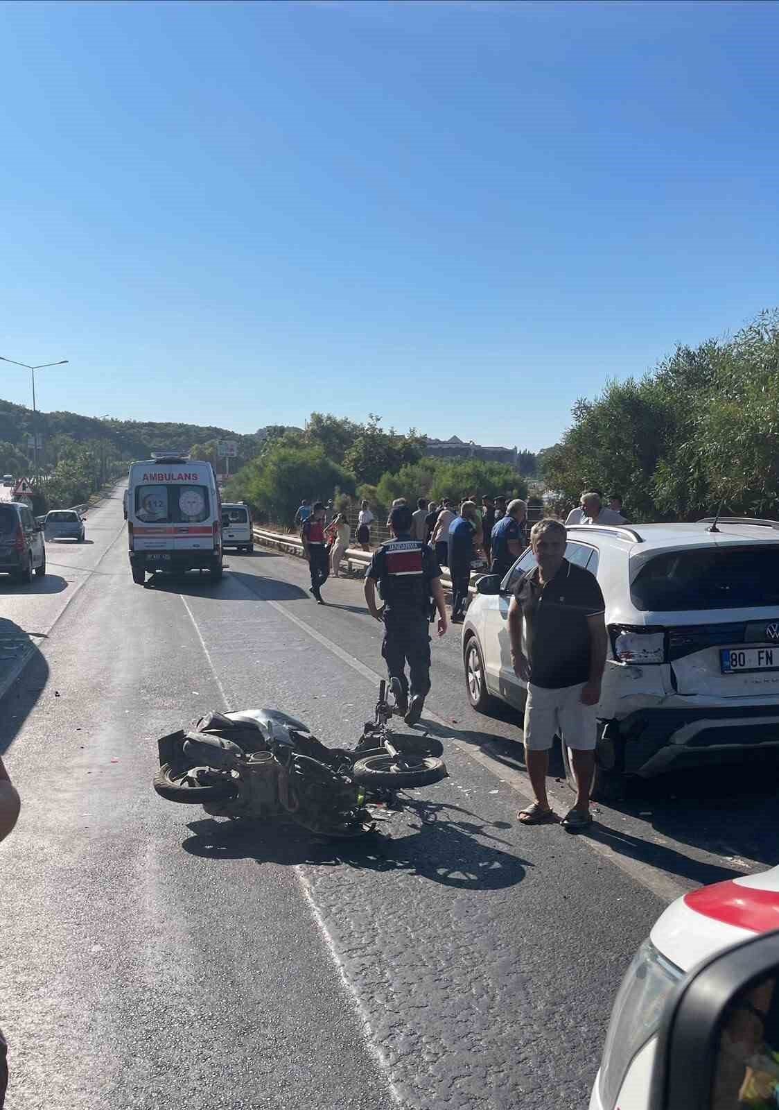 Alanya'da park halindeki otomobile çarpan motosikletteki 2 kişi yaralandı