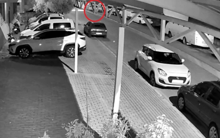 Antalya’nın Manavgat ilçesinde aracıyla park halindeki 2 otomobile çarpıp 2