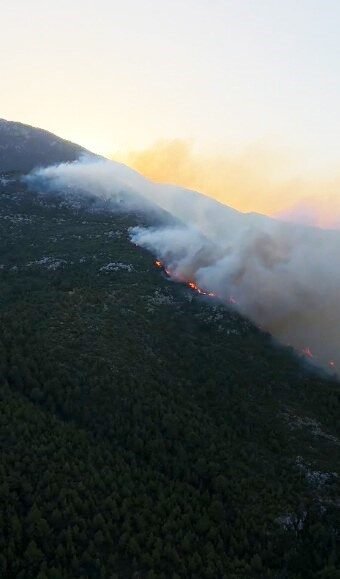 Antalya’nın Kaş ilçesinde sabaha karşı çıkan orman yangınına müdahale sürüyor.
