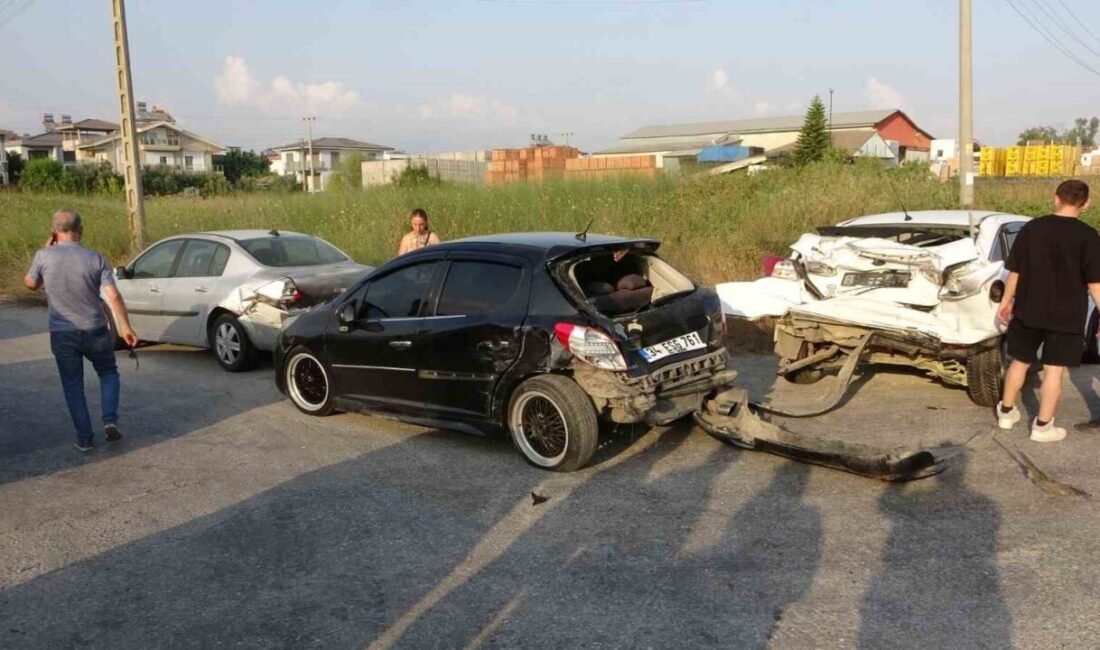 Antalya’nın Manavgat ilçesinde D-400 Karayolu Hatipler Mahallesi mevkiinde 3 otomobil