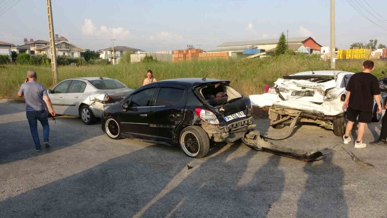Antalya’da 4 araçlı zincirleme kazada 6’sı turist 7 kişi yaralandı;
