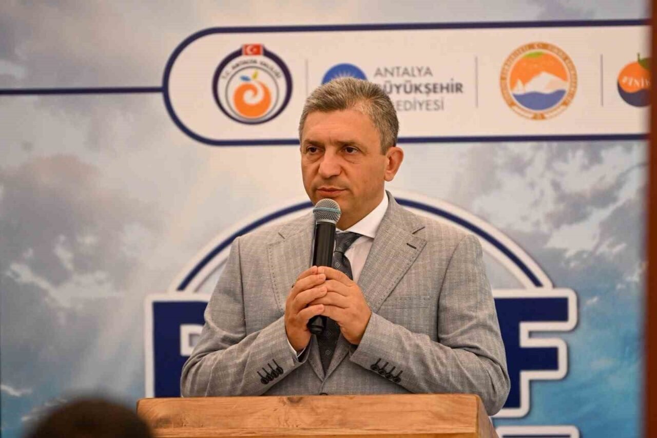 Antalya'da 50 yapay resif denize indirildi