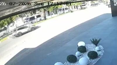 Antalya’nın Manavgat ilçesinde motosiklet sürücüsünün yaptığı ani manevra sonucu otomobille