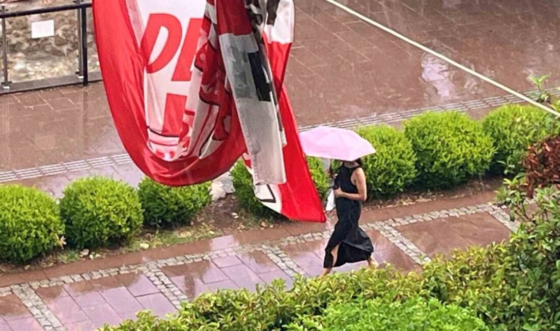 Antalya’da yağmur, günlerdir süren sıcak ve nemli havanın ardından turizm