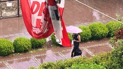 Antalya’da yağmur, günlerdir süren sıcak ve nemli havanın ardından turizm