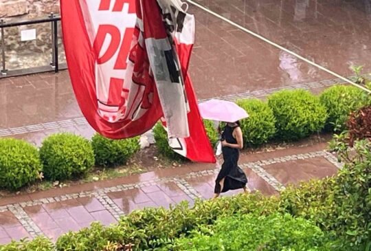Antalya’da yağmur, günlerdir süren sıcak ve nemli havanın ardından turizm