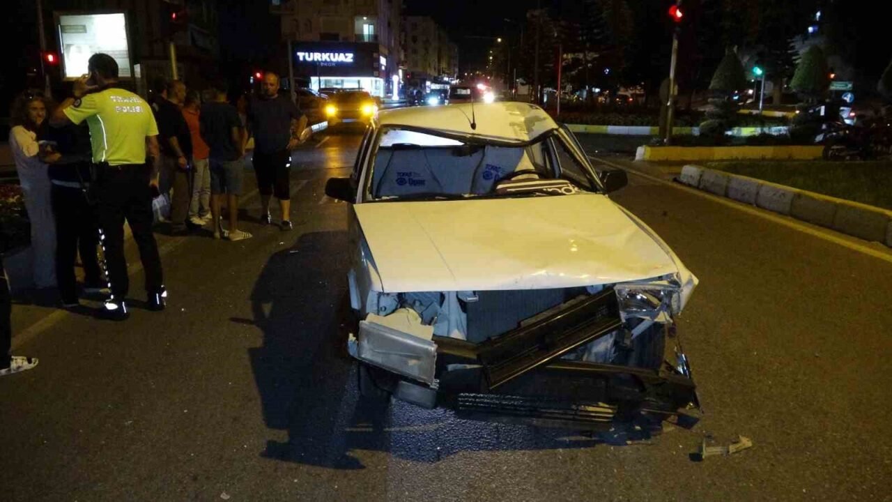 Antalya'da motosiklet ile Tofaş otomobil çarpıştı