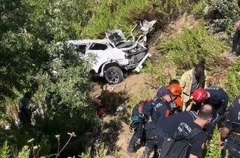 Antalya’nın Manavgat ilçesinde uçuruma yuvarlanan araçtaki 5 kişi hayatını kaybetti,