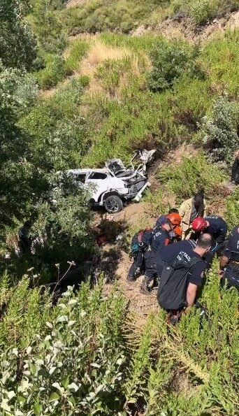 Antalya’nın Manavgat ilçesinde uçuruma yuvarlanan araçtaki 5 kişi hayatını kaybetti,