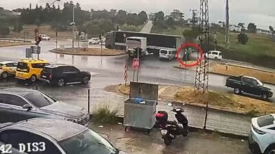 Antalya’da otomobilin tır sürükleyip takla attırdığı anlar kamerada: 3 yaralı;