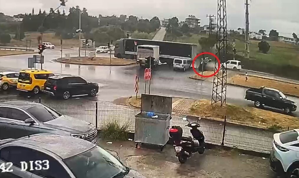 Antalya’da otomobilin tır sürükleyip takla attırdığı anlar kamerada: 3 yaralı;