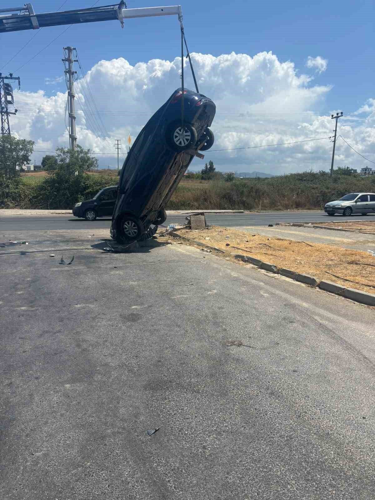 Antalya'da otomobilin tır sürükleyip takla attırdığı anlar kamerada