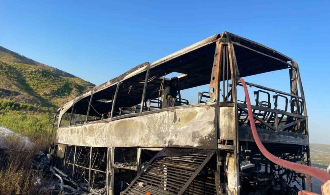 Antalya’da seyir halindeki yolcu otobüsü alev alev aldı. İçindeki 30
