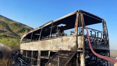Antalya’da seyir halindeki yolcu otobüsü alev alev aldı. İçindeki 30