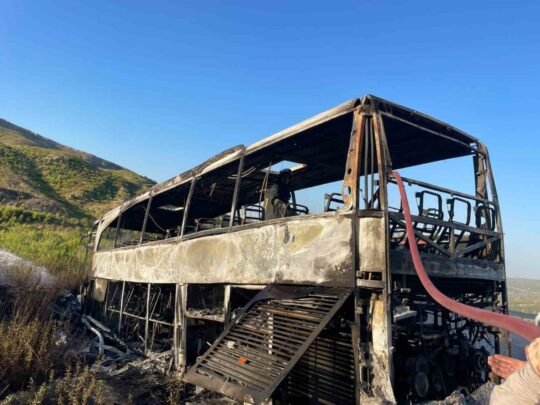 Antalya’da seyir halindeki yolcu otobüsü alev alev aldı. İçindeki 30
