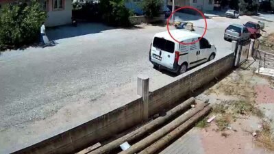 Antalya’da aşırı sıcağın etkisiyle evrak dağıtımı yaparken motosikletiyle aydınlatma direğine