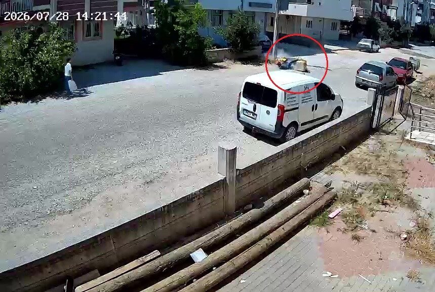 Antalya’da aşırı sıcağın etkisiyle evrak dağıtımı yaparken motosikletiyle aydınlatma direğine