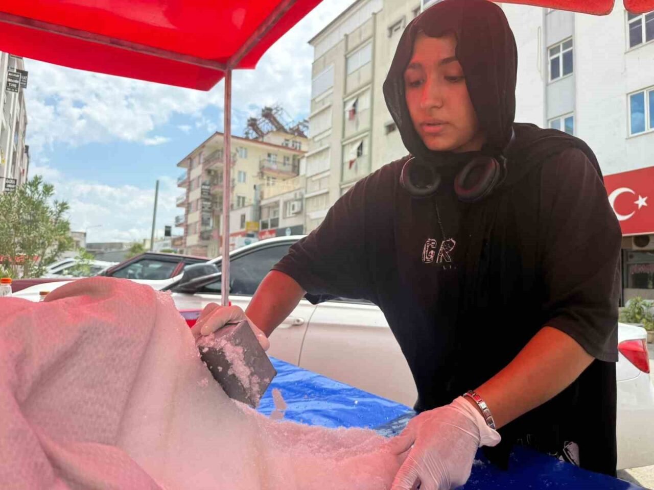 Antalya’nın Serik ilçesinde lise öğrencisi Hatice Kübra Erdal, babasının Toroslar’ın