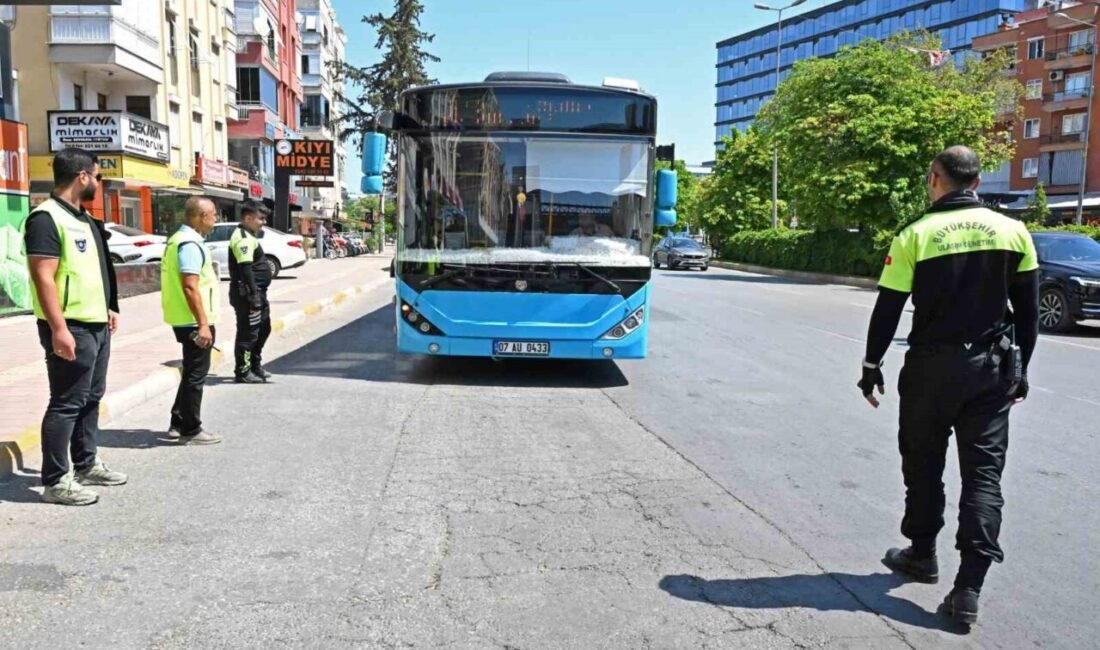 Antalya Büyükşehir Belediyesi, yaz sıcaklarının etkisini artırmasıyla birlikte toplu taşıma