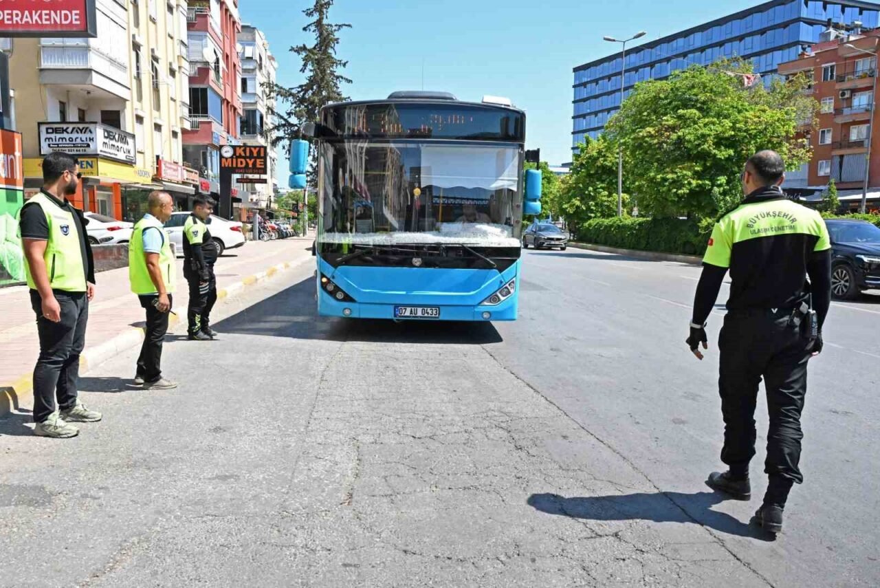 Antalya Büyükşehir Belediyesi, yaz sıcaklarının etkisini artırmasıyla birlikte toplu taşıma