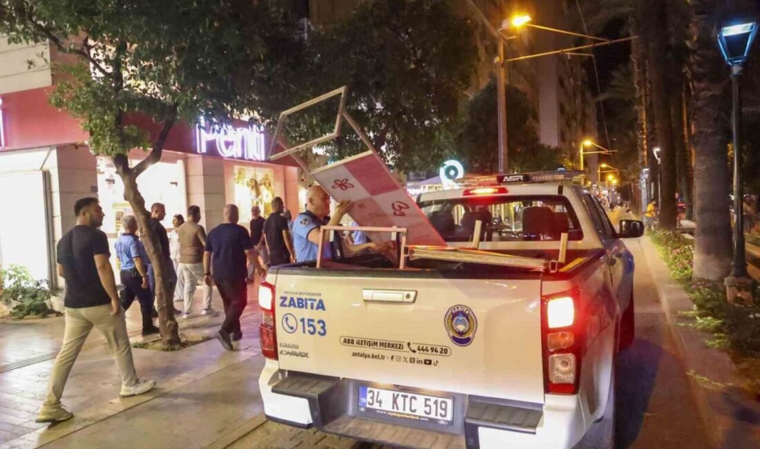 Antalya zabıta denetimi kapsamında Büyükşehir Belediyesi ekipleri, kent merkezindeki kaldırım
