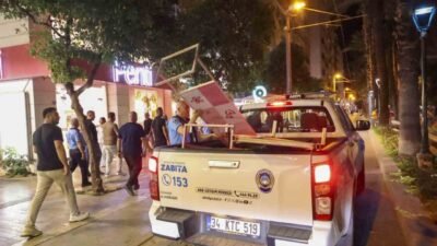 Antalya zabıta denetimi kapsamında Büyükşehir Belediyesi ekipleri, kent merkezindeki kaldırım
