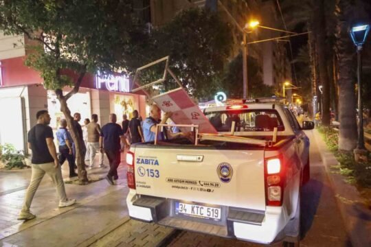 Antalya zabıta denetimi kapsamında Büyükşehir Belediyesi ekipleri, kent merkezindeki kaldırım