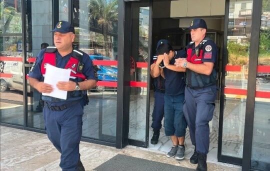 Antalya’nın Alanya ilçesinde direksiyon sınavı sırasında aynı araçtaki kadın usta